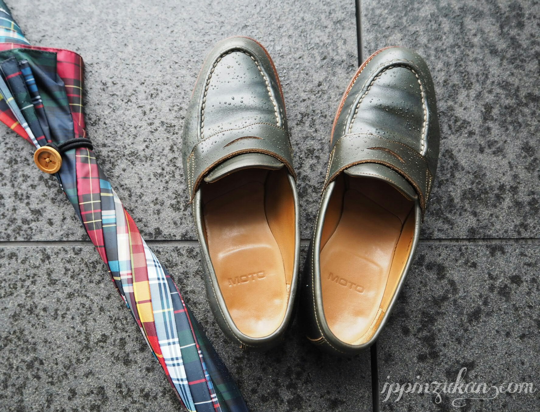 雨の日におすすめの革靴 (クロムエクセル コインローファー) | 男の